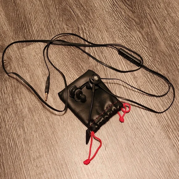 NWOT Headset/ Wired Ear Buds with Microphone - Picture 6 of 6